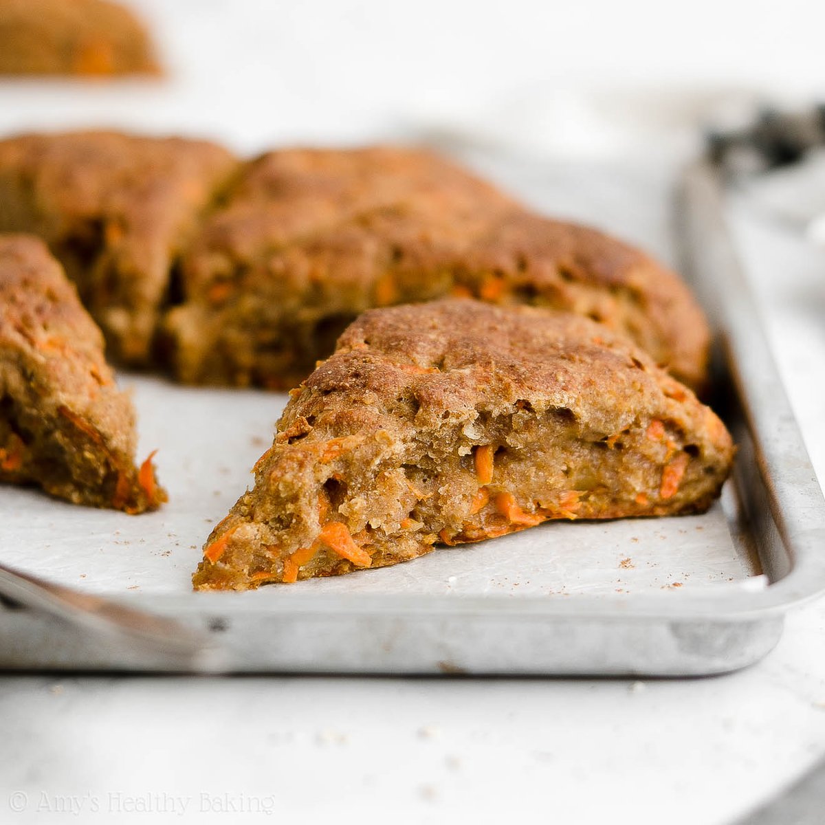 {NEW} #Healthy Carrot Oatmeal Scones! 🥕 These breakfast treats are really tender &amp; taste very similar to carrot cake! Sweet carrots, cozy spices, soft oats too… And they’re SIMPLE to make! 🤗 #ad #bobsredmill <a href="/bobsredmill/">Bob's Red Mill</a> #recipe: amyshealthybaking.com/blog/2022/09/0…