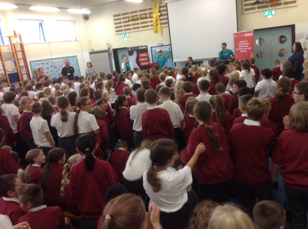 spurcroftschool's tweet photo. Years 2-6 enjoyed some fantastic live music today from the 'Hogan's Music' band! 🎤🎹🎸 #HoganMusic https://t.co/L8v4ibbbly