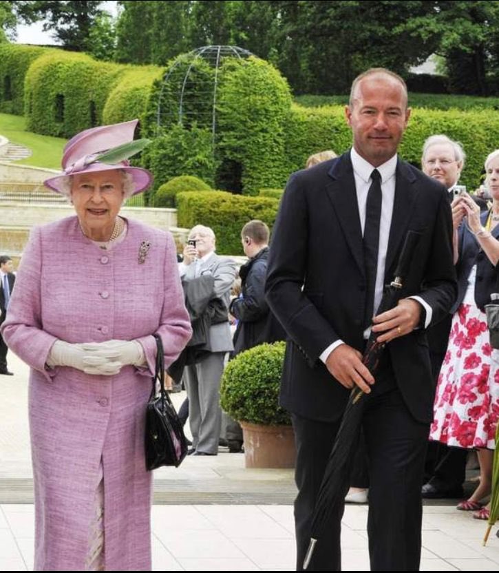 alanshearer's tweet image. The Queen dedicated her life to the service of this country. For a boy from  Newcastle it was an honour to be in her presence. Thank you Ma’am. For everything ❤️