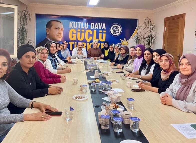 acay_av's tweet photo. Kadın kollarımızın haftalık olağan toplantısına iştirak ettik.

2023 #hedeflerimize hanım kardeşlerimiz ile birlikte ulaşacak, 2053 ve 2071 vizyonlarımızı onlarla birlikte inşa edeceğiz inşallah.

📌#AKPartiDarıca https://t.co/FdoUSyANds