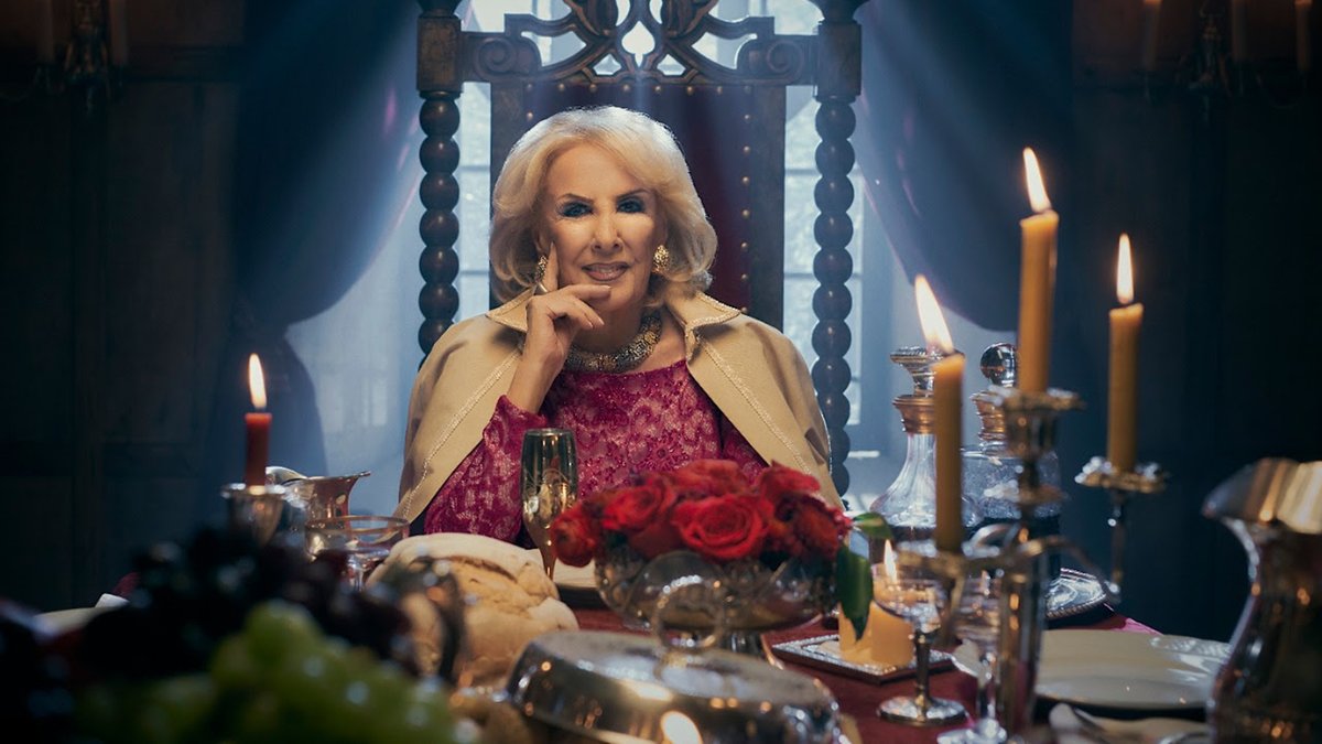 YaCerramos's tweet photo. Mirtha Legrand vencedora de esta contienda ...Lord Carlitos Balá, capitán de los ejércitos del norte reclamara su mano. https://t.co/FrZ0jHblRJ
