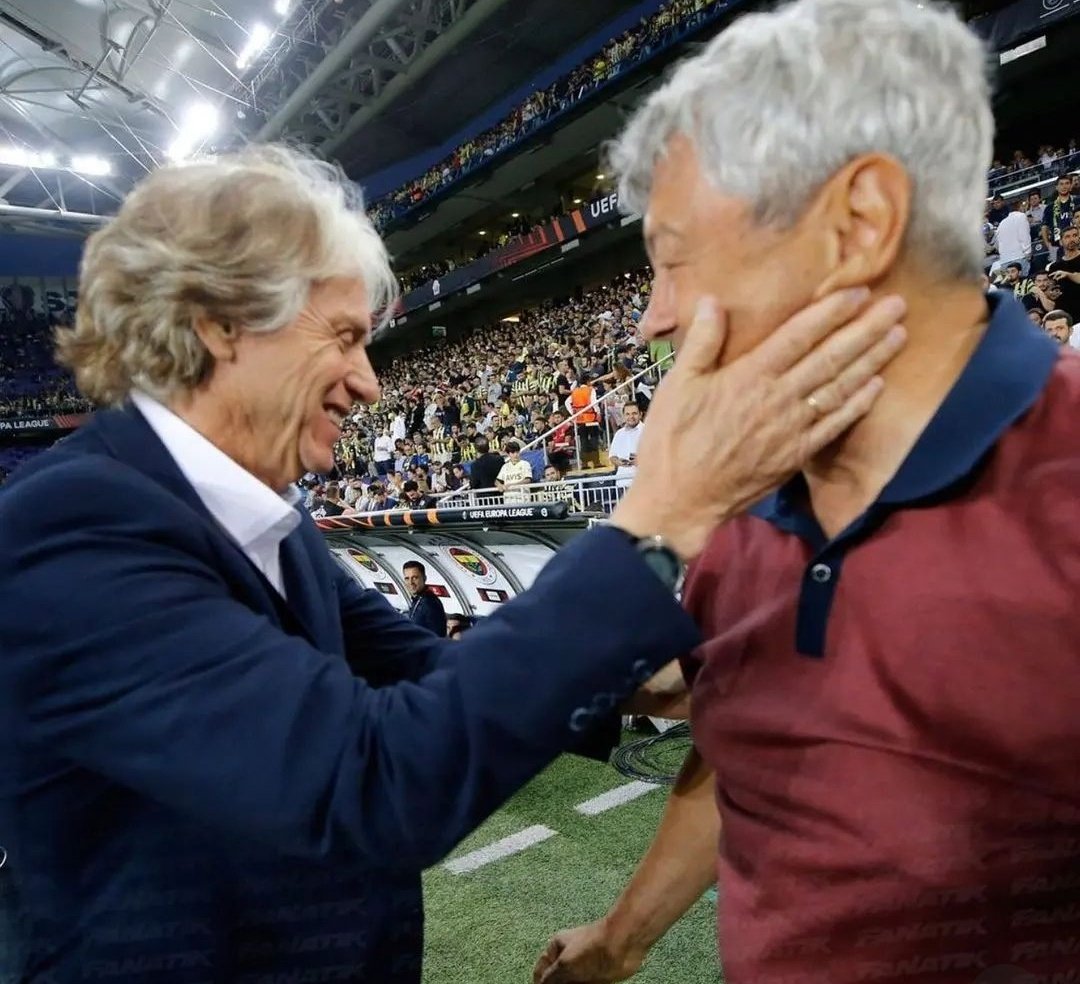 Lucescu 'ya Futbol ve Adamlık Dersi Veren Patron Jorge Jesus 

#Fenerbahçe #FbvsDk #FenerbahceDinamokiev #FenerinMaçiVar #FBvDK Altay