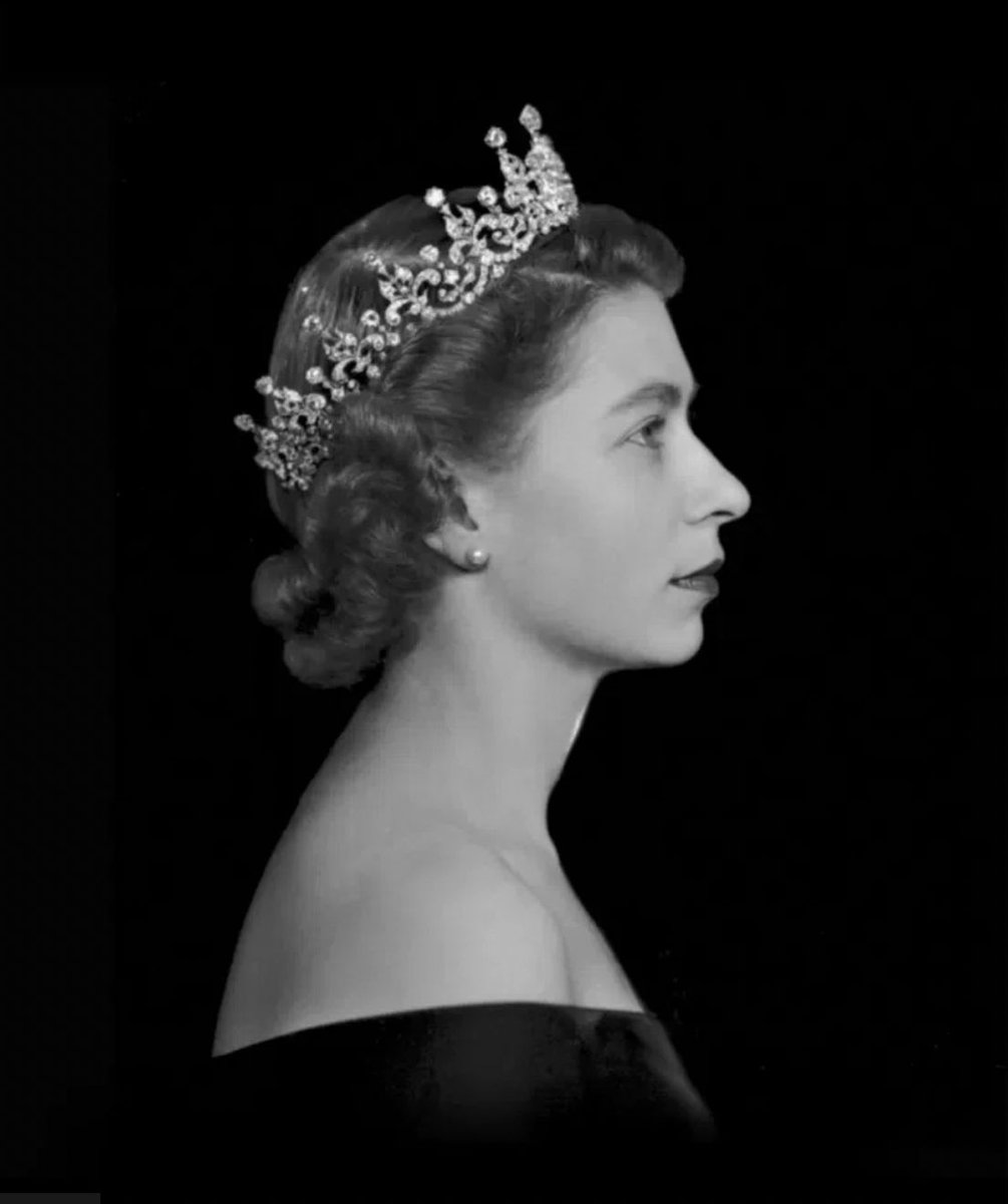 This is the moment history stops..
#QueenElizabeth #RIPQueenElizabeth #RIPQueen