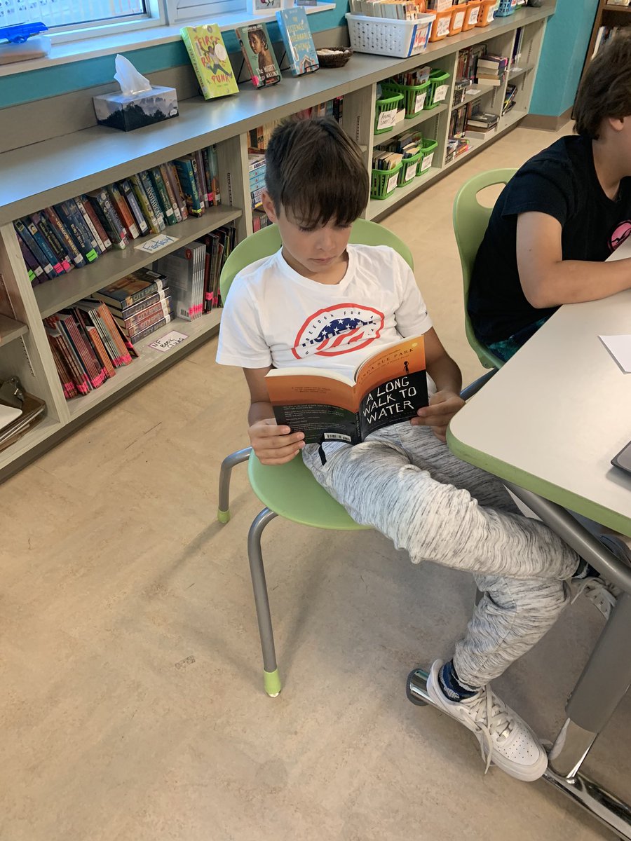 3melissa23's tweet photo. Reading a fabulous book to help us understand the effects of dirty water on the population. #longwalktowater #pbl https://t.co/8dU8fpVxyi