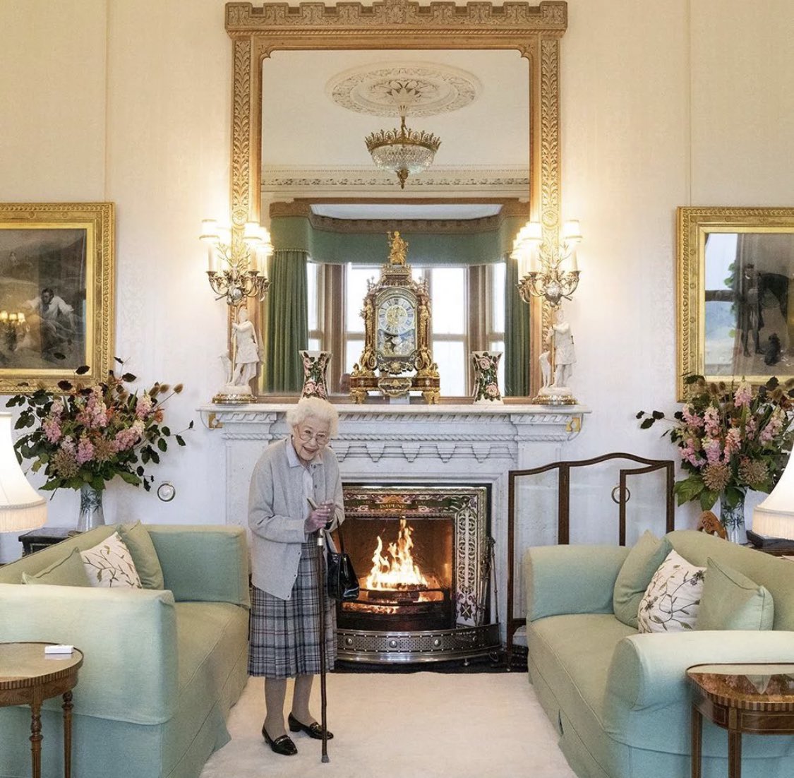 Losstar22's tweet photo. Last MOMENTS OF HER MAJESY QUEEN ELIZABETH | RIP 😭😭 https://t.co/IRlkGkJaW0 via @YouTube #QueenElizabeth #RIPQueenElizabeth https://t.co/2sYMfsNrel