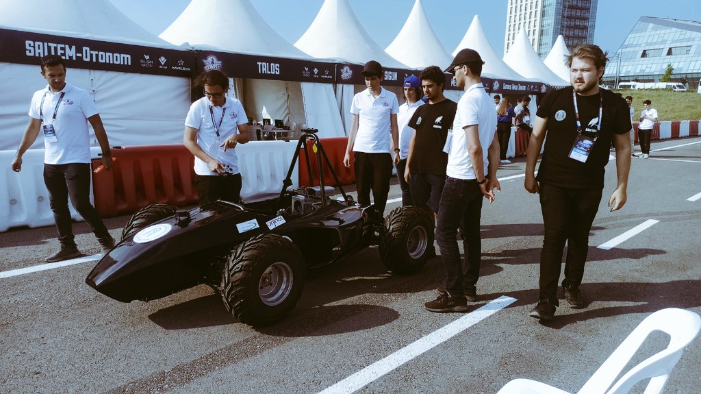 #TeknofestKaradeniz otonom araç sınıfında yarışan 150 takım arasında #AYBÜ Hezarfen Otonom Takımımız ilk 6. sıraya VENOM isimli otonom araçla girmeye hak kazandı.
Genç mühendis öğrencilerimizi can-ı gönülden kutluyorum...