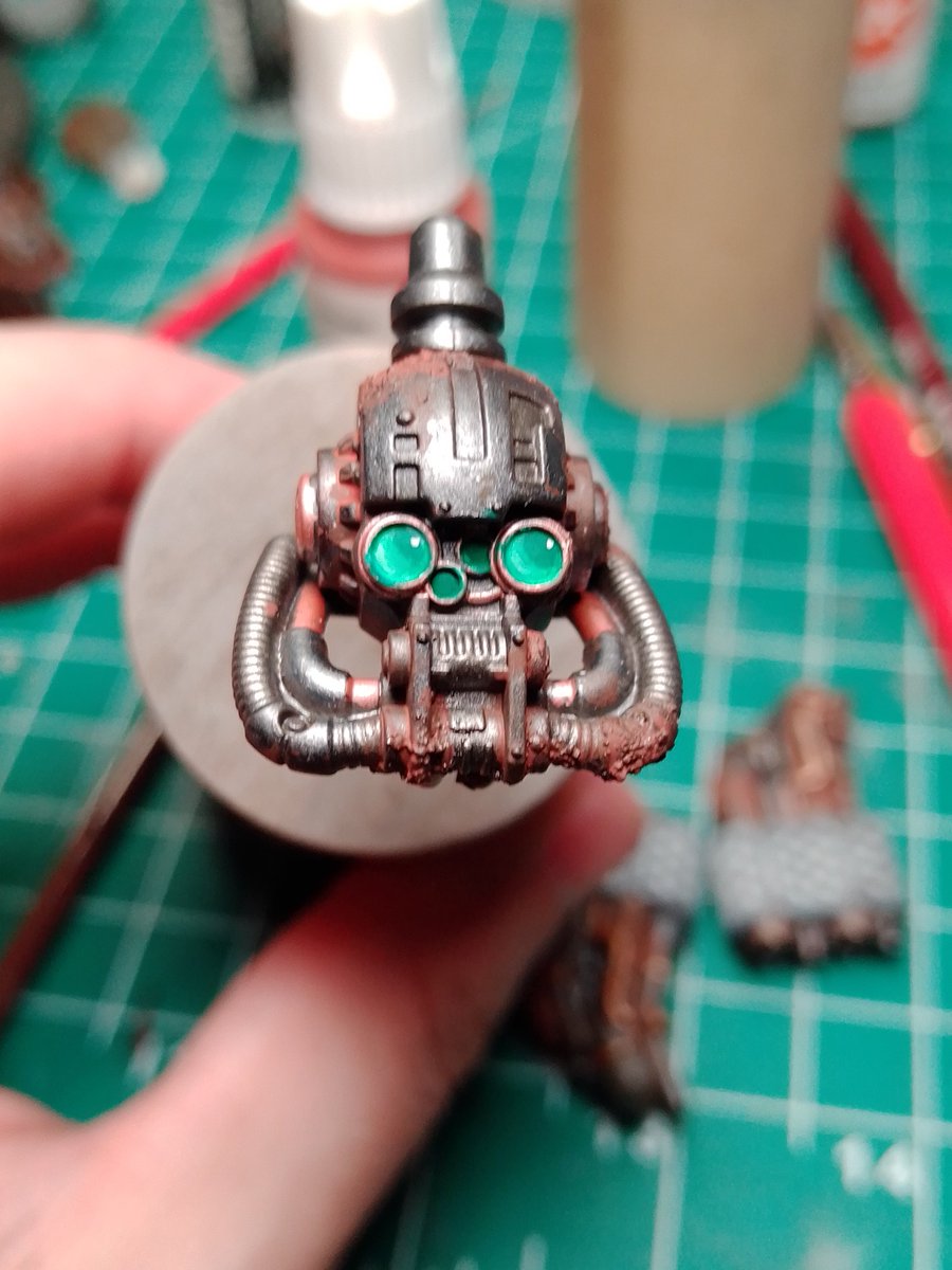 LockesChopShop's tweet photo. #hobbystreak

Decided to take a break from working on rust, and painted some helm lenses and Silas' mask. 

Bonus of his heraldry shield. 

#WarHamFam
#WarhammerCommunity 
#minipainting 
#DayUnknown https://t.co/wJBr3mwlkw