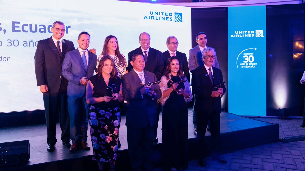 TurismoEc's tweet photo. #JuntosLoHacemosPosible | Participamos en la conmemoración de los 30 años de operaciones de @united Airlines ✈️en Ecuador🇪🇨. Actualmente, esta es la única aerolínea que tiene frecuencias directas entre Quito y Houston, conectando a nuestro país con el mundo. 🧵 https://t.co/w2u7OQpJat