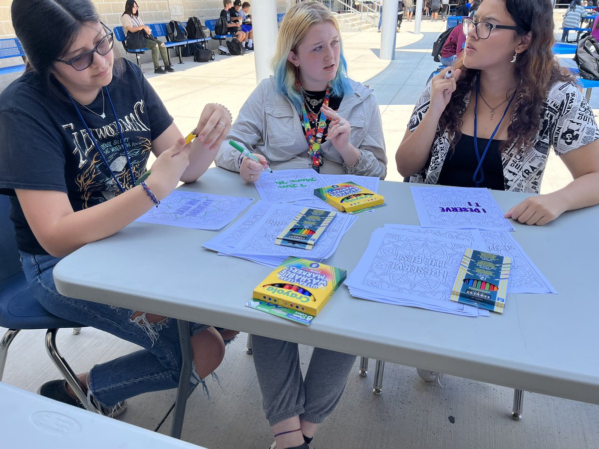 Creative corner with the counselors! 5th lunch joined us for coloring pages and friendship bracelets! <a href="/SamuelClemensHS/">Clemens High School</a>
