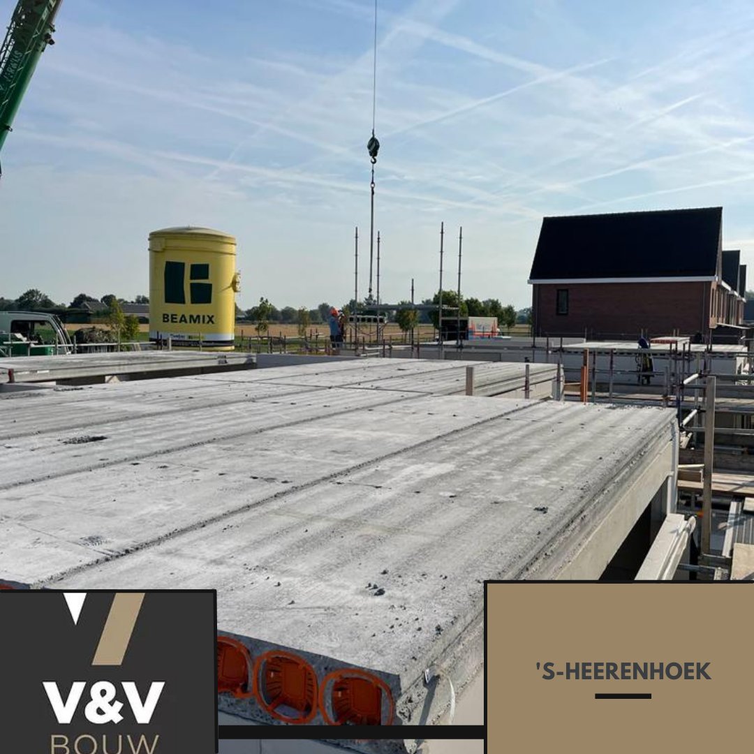 VenVBouw's tweet image. Vorige week vrijdag 2 september zijn er onder prachtige weersomstandigheden de verdiepingsvloeren aangebracht voor 5 woningen in ´S-Heerenhoek.