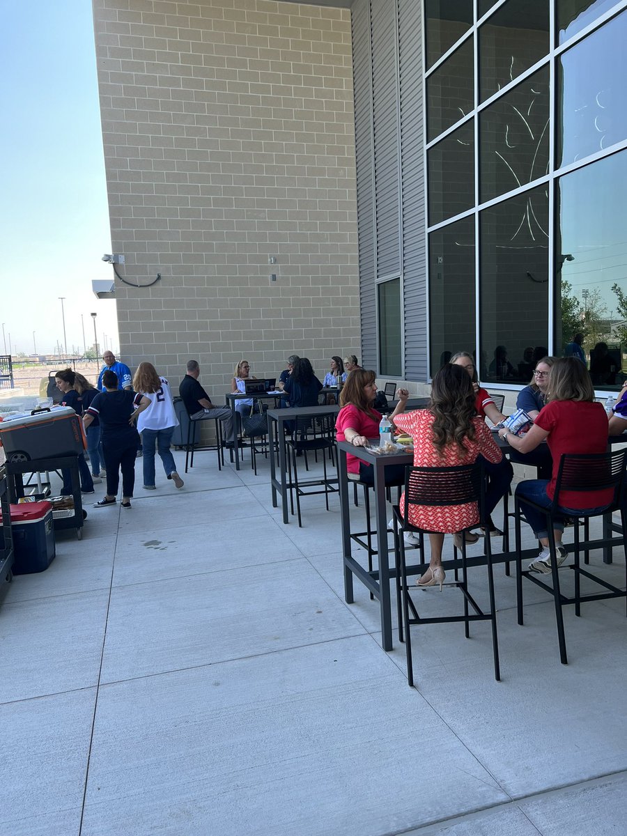 GallardoGarciaV's tweet photo. I know you think your boss is cool, but my boss is cooler! @RainesAcademy #RainesDayFunDay22 #SchoolCulture #NFLDay #GrillingByTheBossman #BurgersWereYummy https://t.co/LY1XpuvcWe