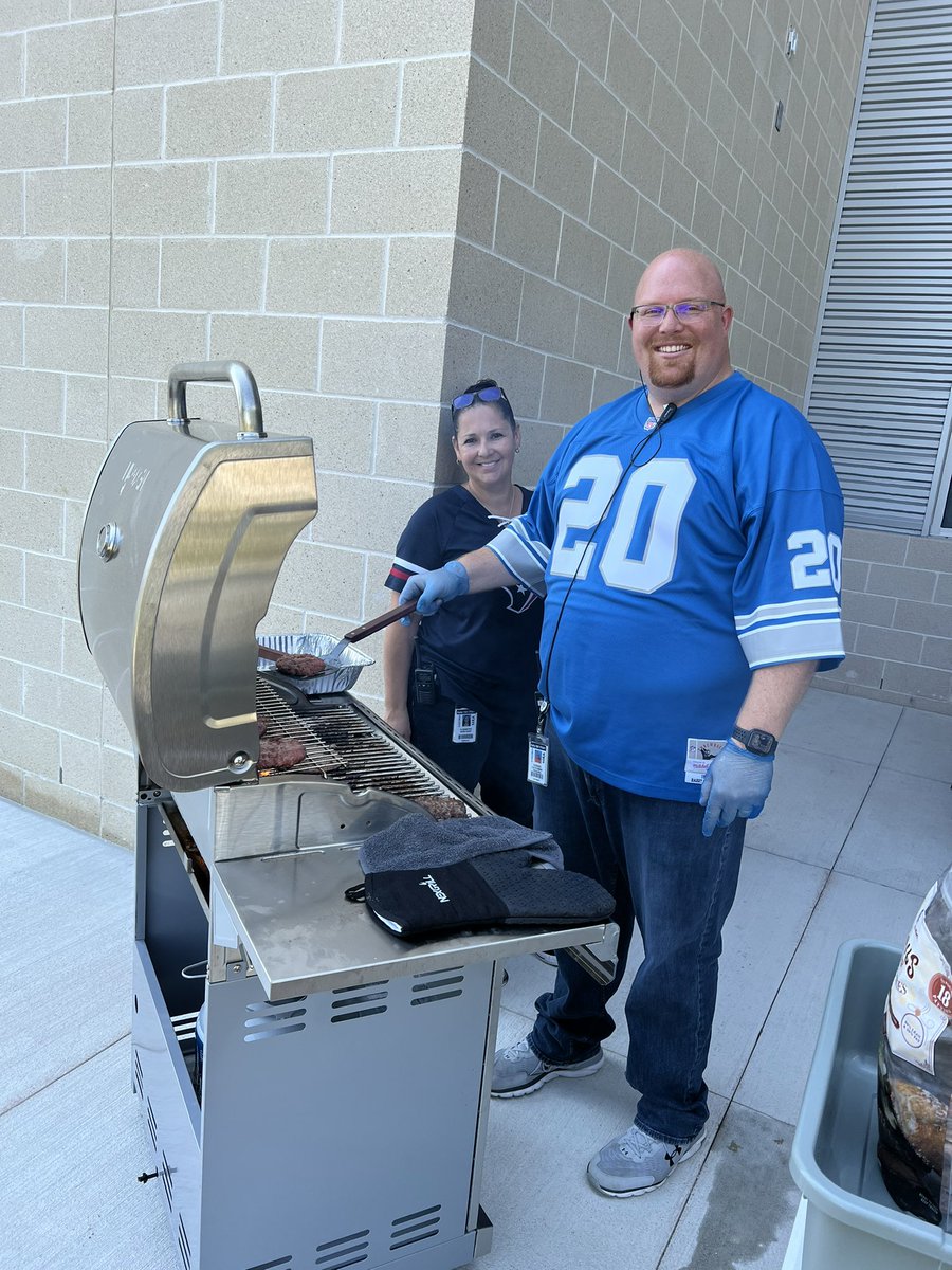 GallardoGarciaV's tweet photo. I know you think your boss is cool, but my boss is cooler! @RainesAcademy #RainesDayFunDay22 #SchoolCulture #NFLDay #GrillingByTheBossman #BurgersWereYummy https://t.co/LY1XpuvcWe