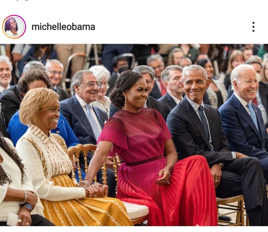 mtrr9669's tweet photo. Get you a man that looks at you the way  Barack looks at Michelle 🖤 #goals #love  @BarackObama @MichelleObama #ObamaPortraits https://t.co/3GBCxw3n3K