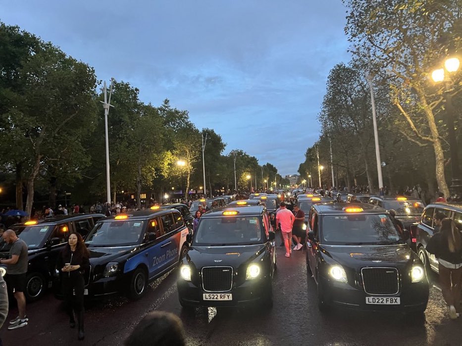 London black cabs have lined The Mall leading up to Buckingham Palace to silently pay tribute to Queen Elizabeth II. 📸 @PaulBrandITV