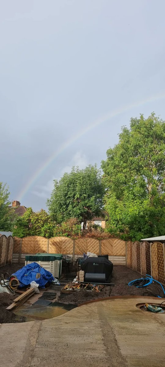 ShirlAngelLady's tweet photo. Rainbows make me smile!  The beautiful arc of colour represents the healing rays of the Archangels.  The message from the rainbow is to look out for an opportunity or a gift coming your way.  

#ShirleyTheAngelLady
#archangelhope #archangels #rainbow #healing #potofgold https://t.co/dHaVCiFnVT