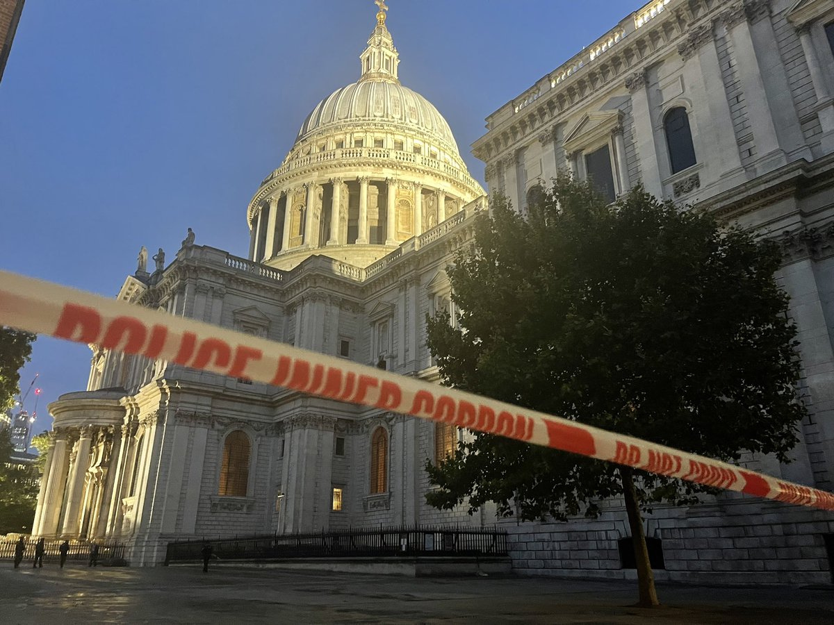 #BREAKING The Metropolitan Police have begun clearing the area surrounding St Paul’s Cathedral, using cordoning tape, and asking people to clear, I’m assuming in readiness for a service for Her Majesty The Queen. 

#QueenElizabeth #QueenElizabethII #Queen #StPauls