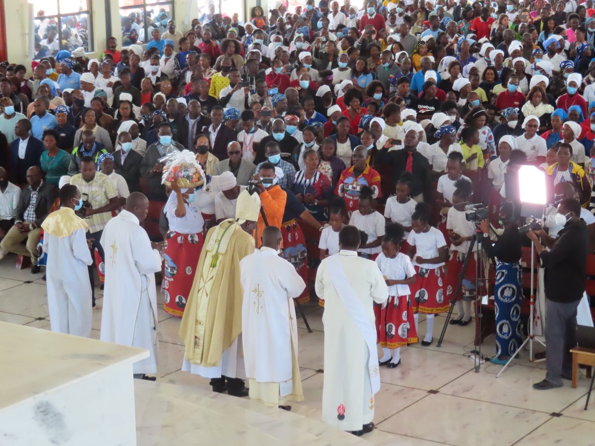ACNMex's tweet image. Hay fiesta en Monze, #Zambia, gracias a la generosidad de los benefactores de ACN, se inauguró la nueva catedral de la Santísima Trinidad que atenderá las necesidades de la comunidad y mejorará su esfuerzo evangelizador, conoce los pormenores en:  bit.ly/3L72ed5