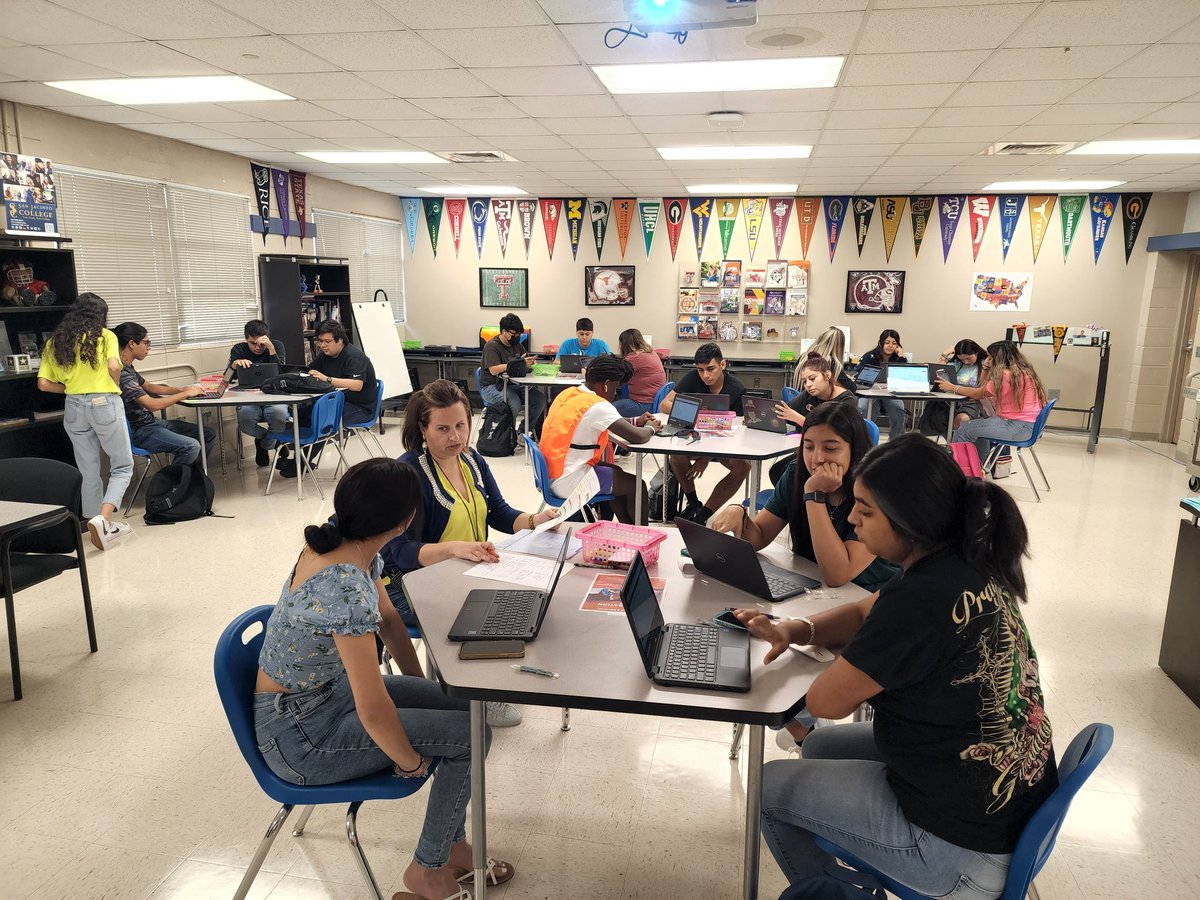 SRHSAVID18's tweet photo. Great day beginning the college application process. 90+ AVID Seniors are college ready &amp; ready to take FLIGHT into their futures. Exciting times!!! #srhsavid #avidrocks #TexanTempo @RayburnU @SamRayburn_HS @AVID4College @VReyes15 @KeonWortham3 https://t.co/LotZCRPOOm