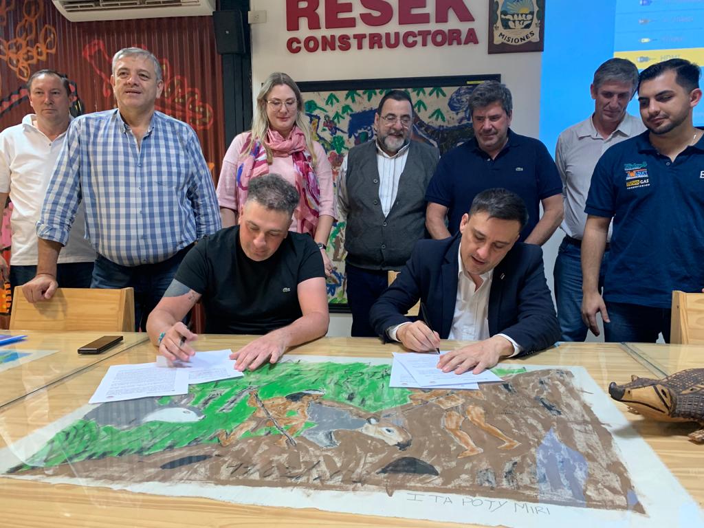 CCMisiones's tweet photo. Firma de convenio con #CAMECA con el objetivo de trabajar de manera mancomunada en actividades de concientización e innovación relacionadas a la construcción climáticamente inteligente y en línea con los #ODS

@herrerayflia @rovira_carlos
#AcciónClimáticaMisiones #GobernanzaVerde https://t.co/7OsrMjipzZ