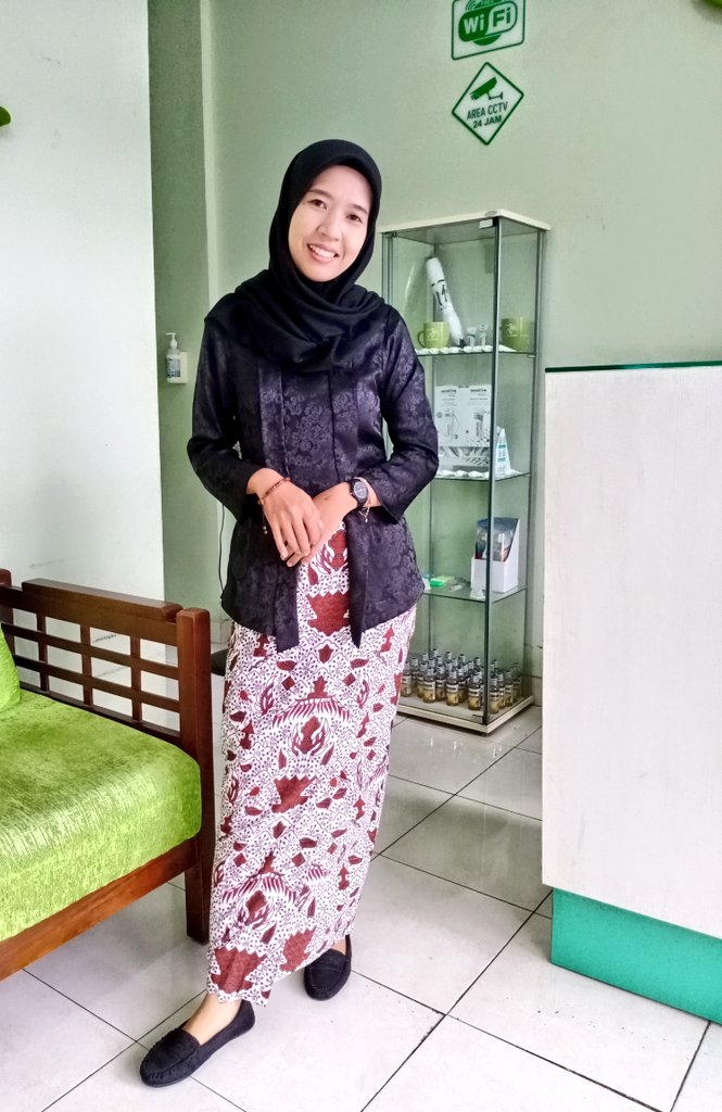 atiekyukyu90's tweet photo. Bangga jadi warga jogja, nglestarikkan budaya pakai baju kebaya dan jarik #kamispahing https://t.co/9cFKcsHCUz