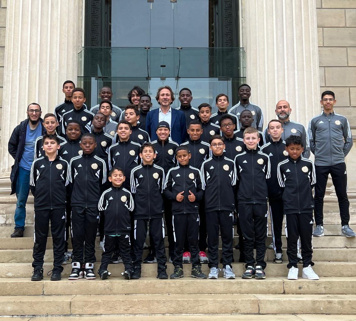 Ds le cadre du dispositif pass’sport citoyen nos jeunes académiciens st allés visiter <a href="/AssembleeNat/">Assemblée nationale</a> Notre guide ne fut autre que <a href="/JeromeGuedj/">Jérôme Guedj</a> député de la 6eme circonscription de l’Essonne Merci à notre Pdt d’honneur <a href="/Mustapha_913/">Mustapha AABOU</a> et l’ensemble du personnel de l’assemblée.