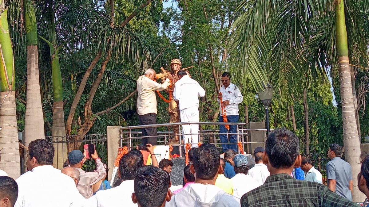 itz_akriti's tweet photo. साक्षरता जागरूकता रैली की शुरुआत  सागर एवं देश के प्रत्येक नागरिक को साक्षर करने हेतु शपथ दिलाते हुए रैली का शुभारंभ किया इसके पश्चात कालीचरण चौराहा स्थित शहीद प्रतिमा पर माल्यार्पण से सम्मानित कर रैली को हरी झंडी दिखाते हुए रैली प्रारंभ की। @YASMinistry @nss_to @Bahadur21345699 https://t.co/vqrrLycH6Z