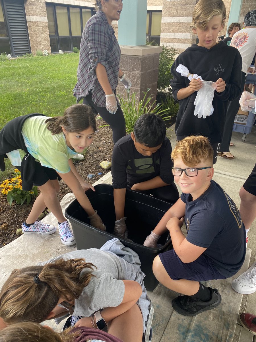 VickiGeorgeson1's tweet photo. 5I &amp; 5J tie dying our This is Us shirts ⁦@INT_PRINCIPAL⁩ ⁦@KrDucker⁩ ⁦@StaffordTwpEd⁩ ⁦@StaffordNJPTO⁩ https://t.co/vedLQ4TPYj