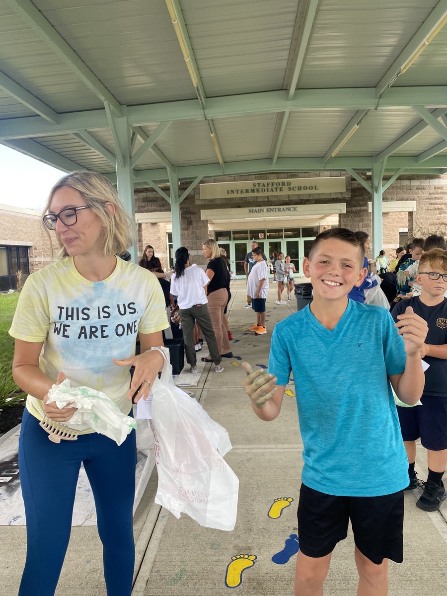 VickiGeorgeson1's tweet photo. 5I &amp; 5J tie dying our This is Us shirts ⁦@INT_PRINCIPAL⁩ ⁦@KrDucker⁩ ⁦@StaffordTwpEd⁩ ⁦@StaffordNJPTO⁩ https://t.co/vedLQ4TPYj