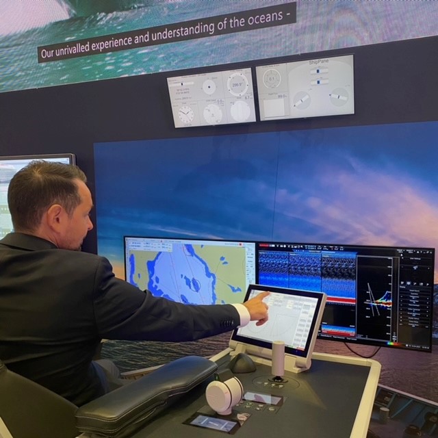 Take a peek at what working with a modern #bridgesystem on board can look like: At stand 104 in hall B6, <a href="/kongsbergasa/">KONGSBERG</a> presents the K-Master bridge system, which enables efficient and clear operation from a central seat. #SMMfair #drivingthemaritimetransition