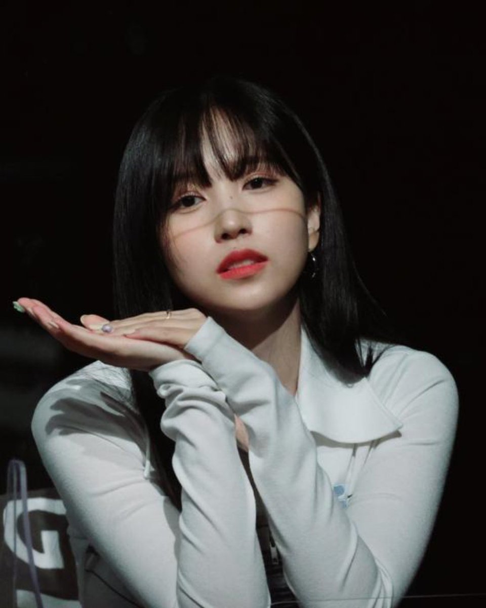 godmitzu's tweet photo. The way the shadow makes it look like Mina is wearing a face chain 😵‍💫 https://t.co/YBTiDg7e7T