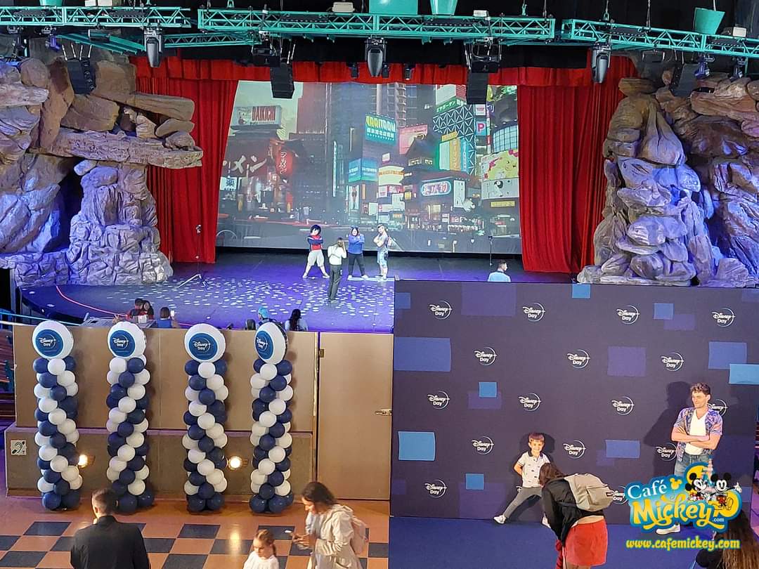 Cafe_Mickey's tweet photo. Naast de fotospot met afwisselend Baymax en Hiro vind je in #Videopolis ook nog decoratie voor #DisneyPlusDay. Neem een foto voor de speciale fotowand en deel je foto met #DisneyPlusDay. #DisneylandParis #CafeMickey https://t.co/tPVeUHossy