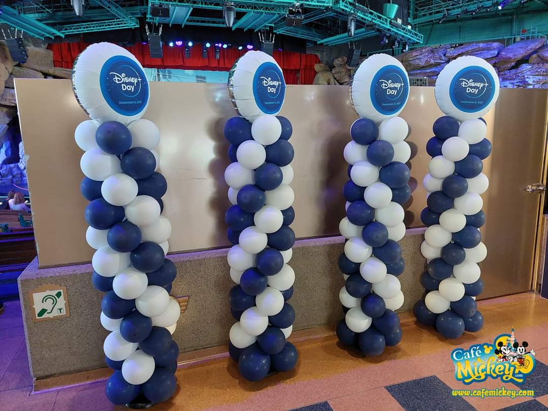 Cafe_Mickey's tweet photo. Naast de fotospot met afwisselend Baymax en Hiro vind je in #Videopolis ook nog decoratie voor #DisneyPlusDay. Neem een foto voor de speciale fotowand en deel je foto met #DisneyPlusDay. #DisneylandParis #CafeMickey https://t.co/tPVeUHossy