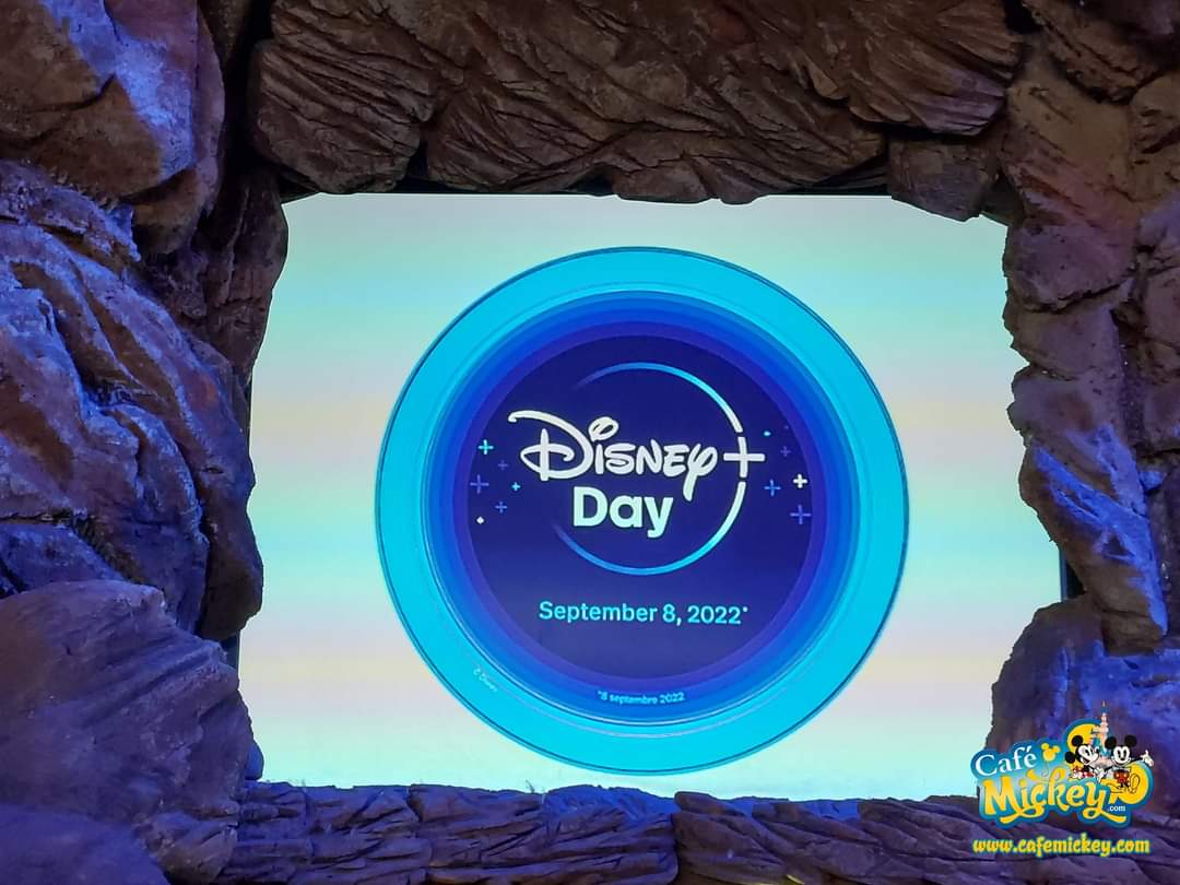 Cafe_Mickey's tweet photo. Naast de fotospot met afwisselend Baymax en Hiro vind je in #Videopolis ook nog decoratie voor #DisneyPlusDay. Neem een foto voor de speciale fotowand en deel je foto met #DisneyPlusDay. #DisneylandParis #CafeMickey https://t.co/tPVeUHossy