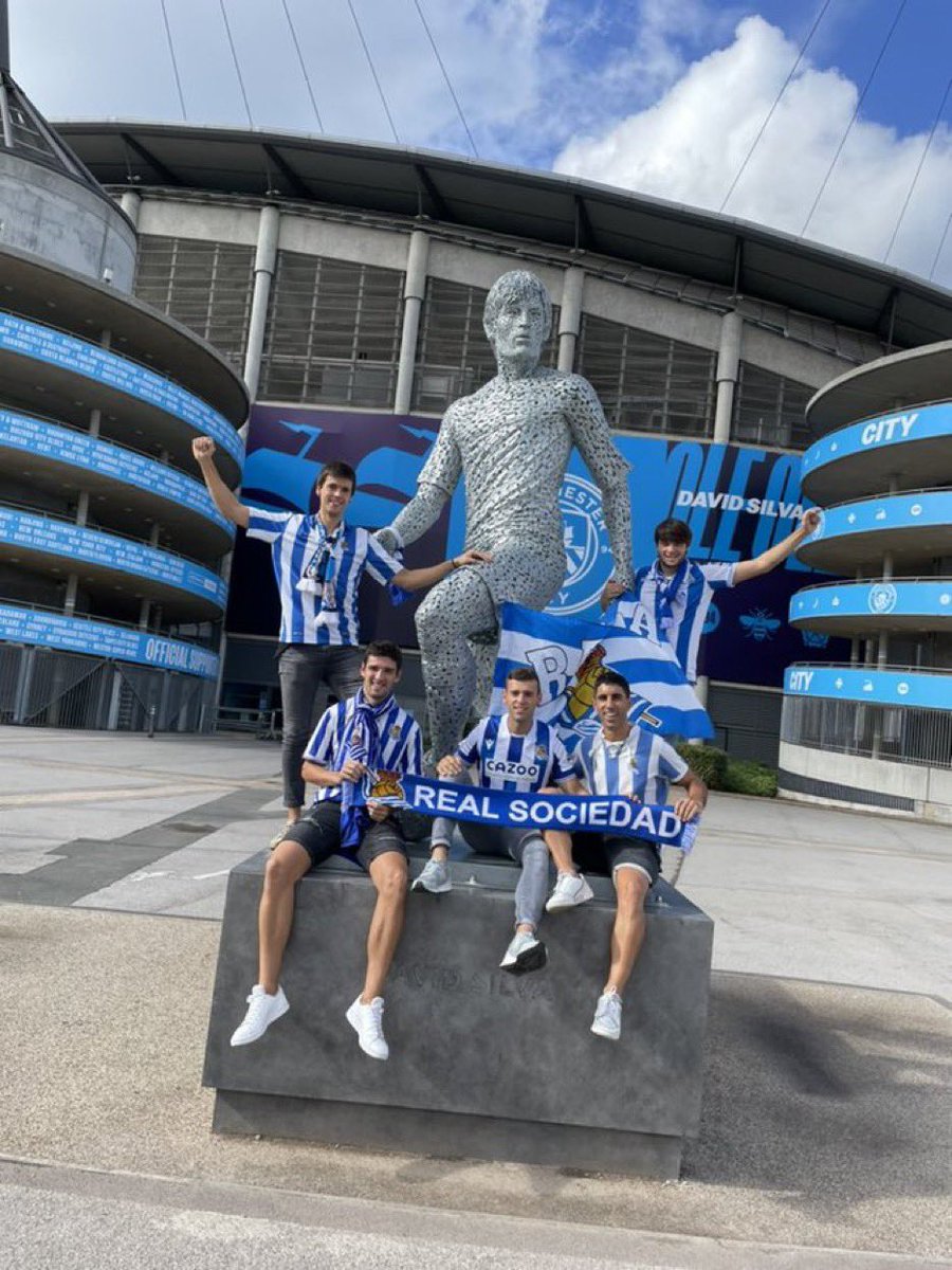 Priceless_MCI's tweet photo. Some Real Sociedad fans at David Silva’s statue in Manchester today 💙 https://t.co/rO019J93jb