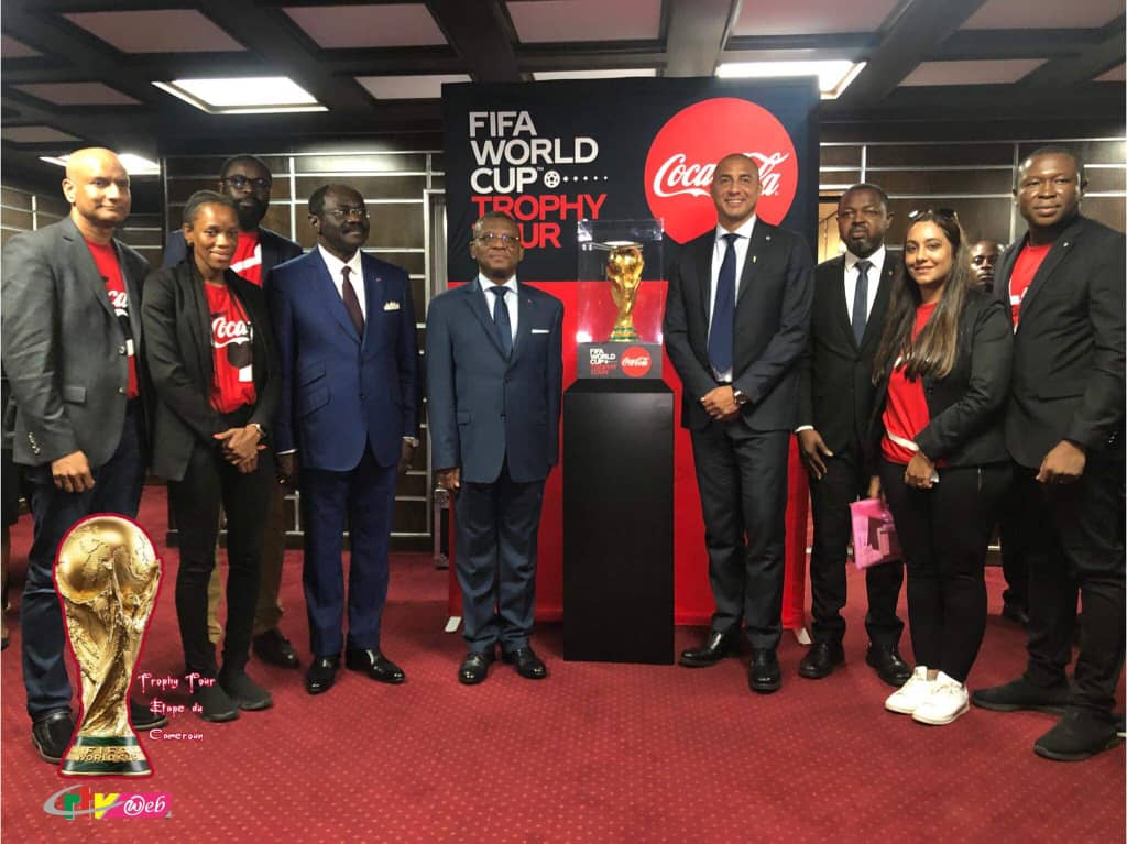 CRTV_web's tweet photo. #FIFAWC2022
#TrophyTourCameroon
#FWCTT
The World Cup Trophy makes a stopover at the Prime Minister's Office.
#FIFATrophyTour https://t.co/wSYPO6oN4S