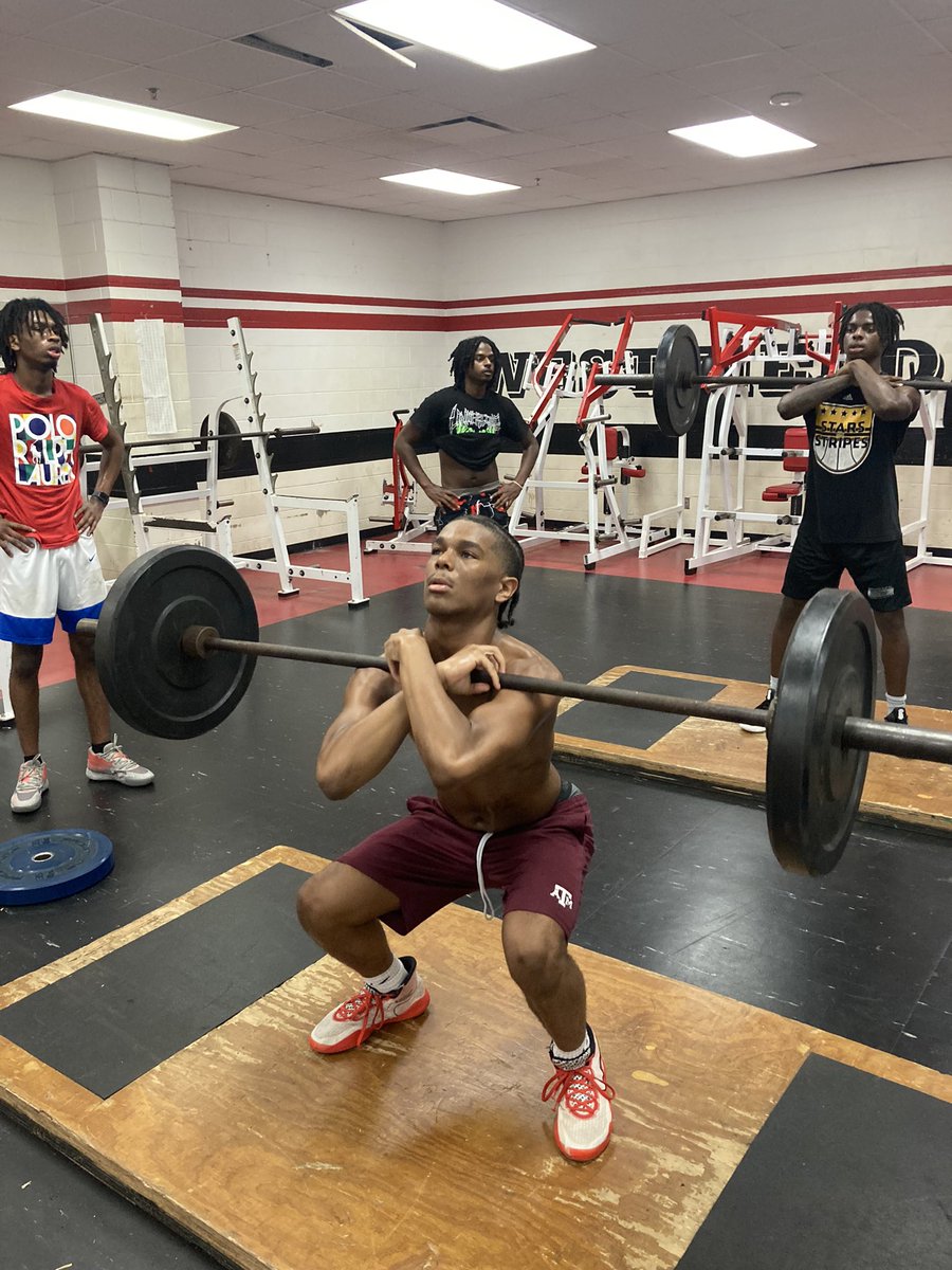 GoffneyBill's tweet photo. @WHSMustangHoops open up fall league with 2 wins at the CE King fall league. Took out both King teams last night. This morning…. Back on the grind. 100-100. Great Team effort Hard work is easy when you are use to working hard! https://t.co/pSyOpgVS85