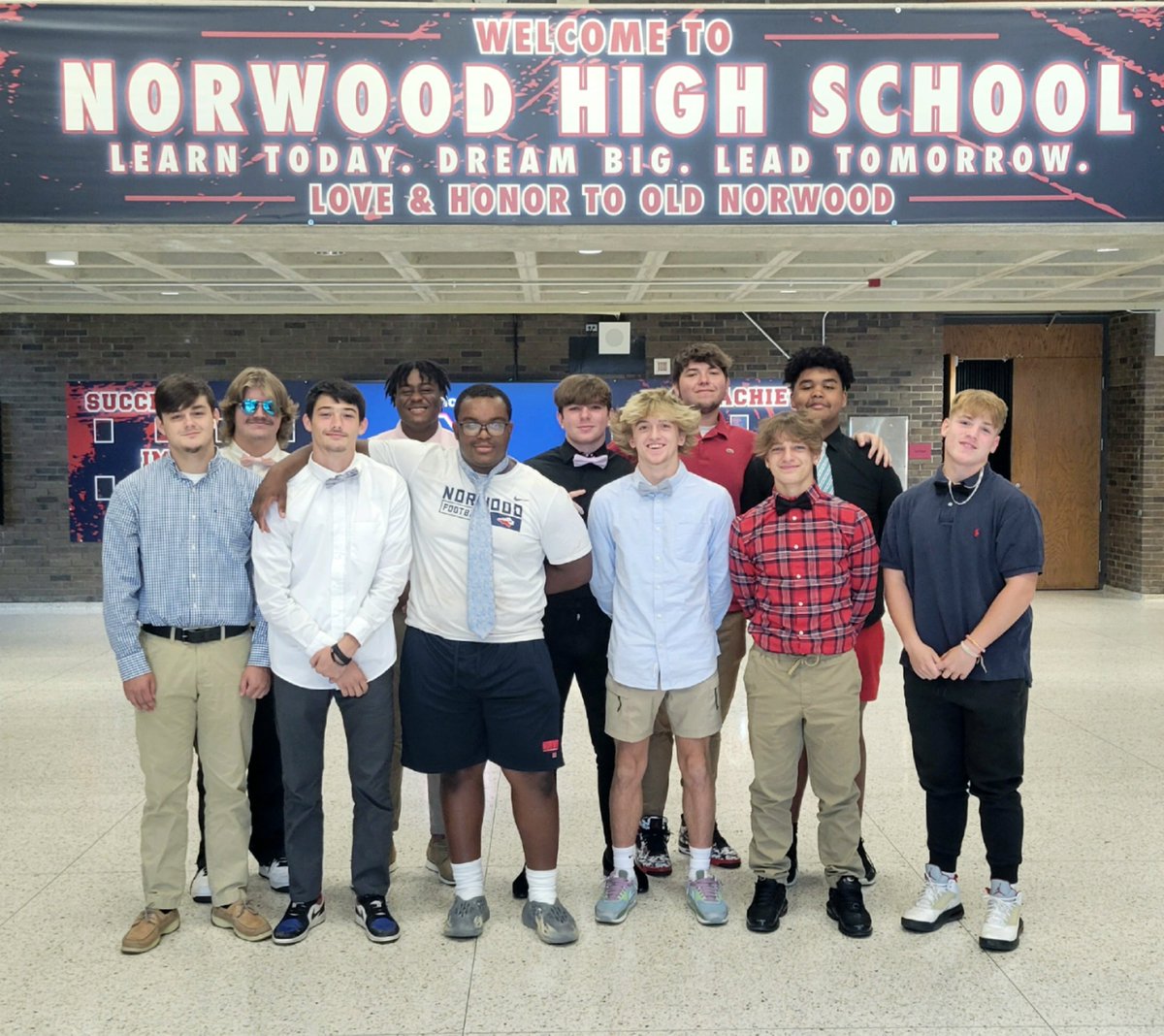 Emma_Godfrey7's tweet photo. NHS football team is dressed to impress! 👔 🕶 🏈 #drip #WeAreNorwood #LearnDreamLead @NorwoodIndians @NorwoodCSD https://t.co/JpothIdaLF