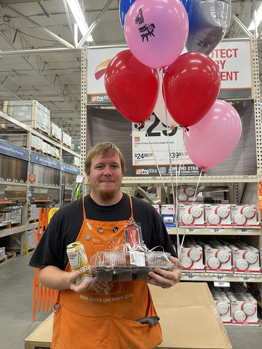 Happy birthday to our hardworking OFA Sean 🥳🎉🎊 Thank you for all you do every day, it’s very much appreciated😁 @HDSkippy1069 <a href="/JulissaHD16/">Julissa Medina</a> <a href="/Ram8Eder/">Eder Ramirez</a> #PacNorthProud