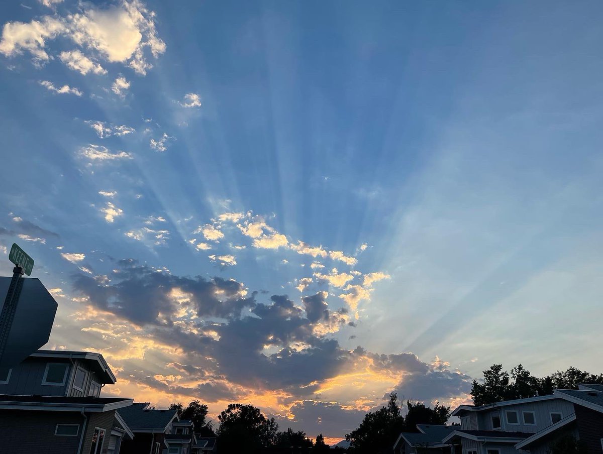 goavs925's tweet photo. @CReppWx From my peaceful walk around our neighborhood last night. #swdenver https://t.co/WvDx9LiuiX