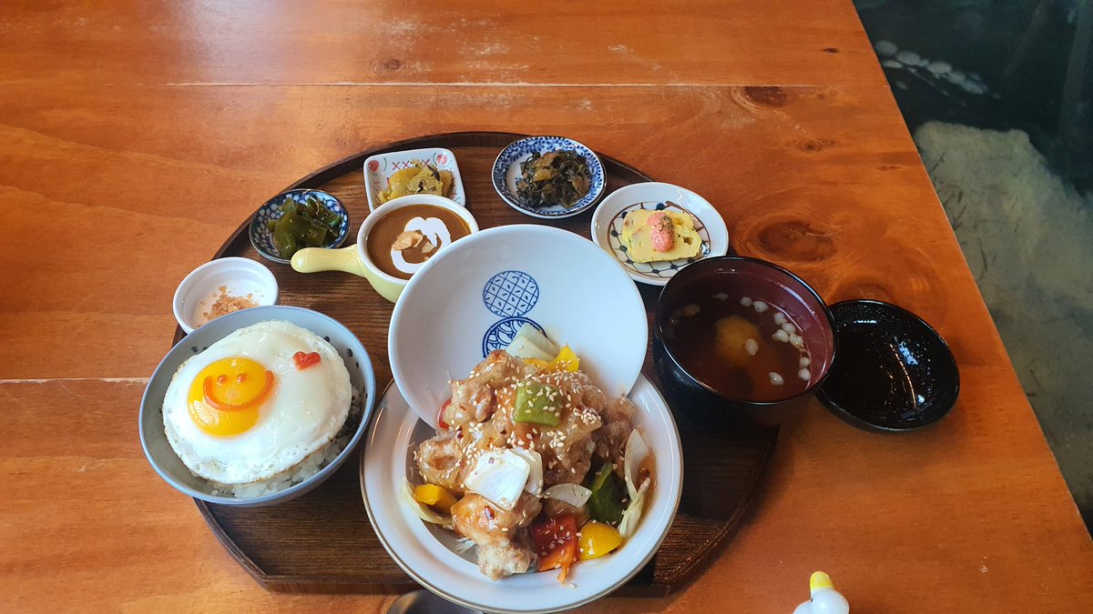 간만에 서면 나갔다. 맛았게 점심 식사하고 와인한잔 같이 곁들이고 사람구경. 사실은 젊으누애들 가..슴레깅스..Y존 구경하는 재미 좋네
차는 졸라 막힌다