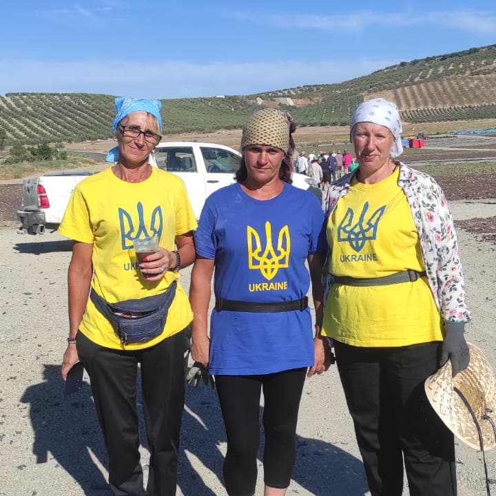 DelPinoBodegas's tweet photo. Las ucranianas Liliana, Larissa y Yulia son tres de nuestras trabajadoras. Con esta imagen enviamos todo nuestro apoyo a su pueblo que está viviendo los estragos de la guerra 🇺🇦🇺🇦🇺🇦🇺🇦 https://t.co/ZmfnNFgPtv