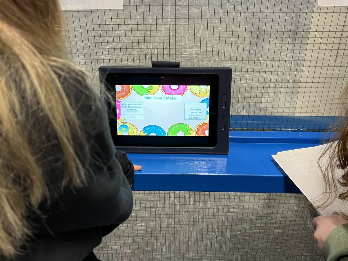 TechcoachWhyte's tweet photo. @RMSPRIDE @RMS6th period 4 participating in Gallery walks to share their investigations about how specific Technology Tool’s Impacted society with @AppleEDU Keynote https://t.co/KNmYLK27T6