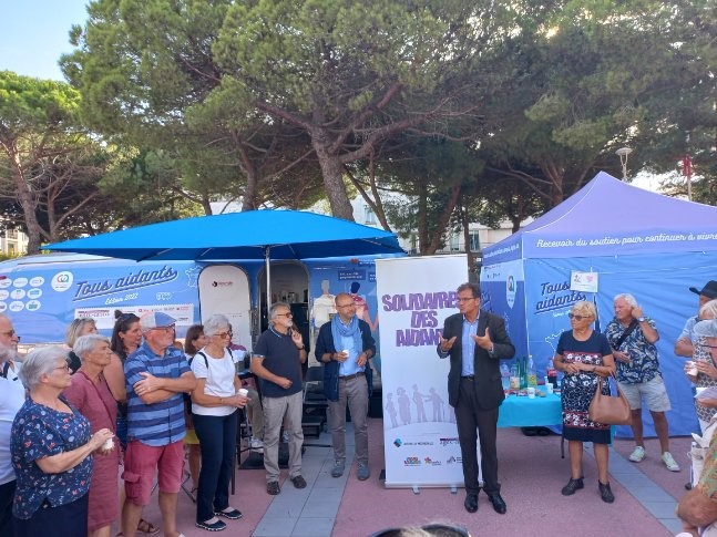 Voisins Solidaires (@voisinsolidaire) on Twitter photo Lancement de #SolidairesDesAidants à #Royan par <a href="/HauckTristan/">HAUCK Tristan</a> <a href="/AG2RLAMONDIALE/">AG2R LA MONDIALE</a> et <a href="/AtanasePerifan/">Atanase Périfan ن</a> lors du passage de La Caravane #TousAidants en présence de <a href="/ClaudieKulak/">kulak.claudie@gmail.</a> et de nombreux volontaires enthousiastes de #HeureCivique ! Lancement de #SolidairesDesAidants à #Royan par <a href="/HauckTristan/">HAUCK Tristan</a> <a href="/AG2RLAMONDIALE/">AG2R LA MONDIALE</a> et <a href="/AtanasePerifan/">Atanase Périfan ن</a> lors du passage de La Caravane #TousAidants en présence de <a href="/ClaudieKulak/">kulak.claudie@gmail.</a> et de nombreux volontaires enthousiastes de #HeureCivique !