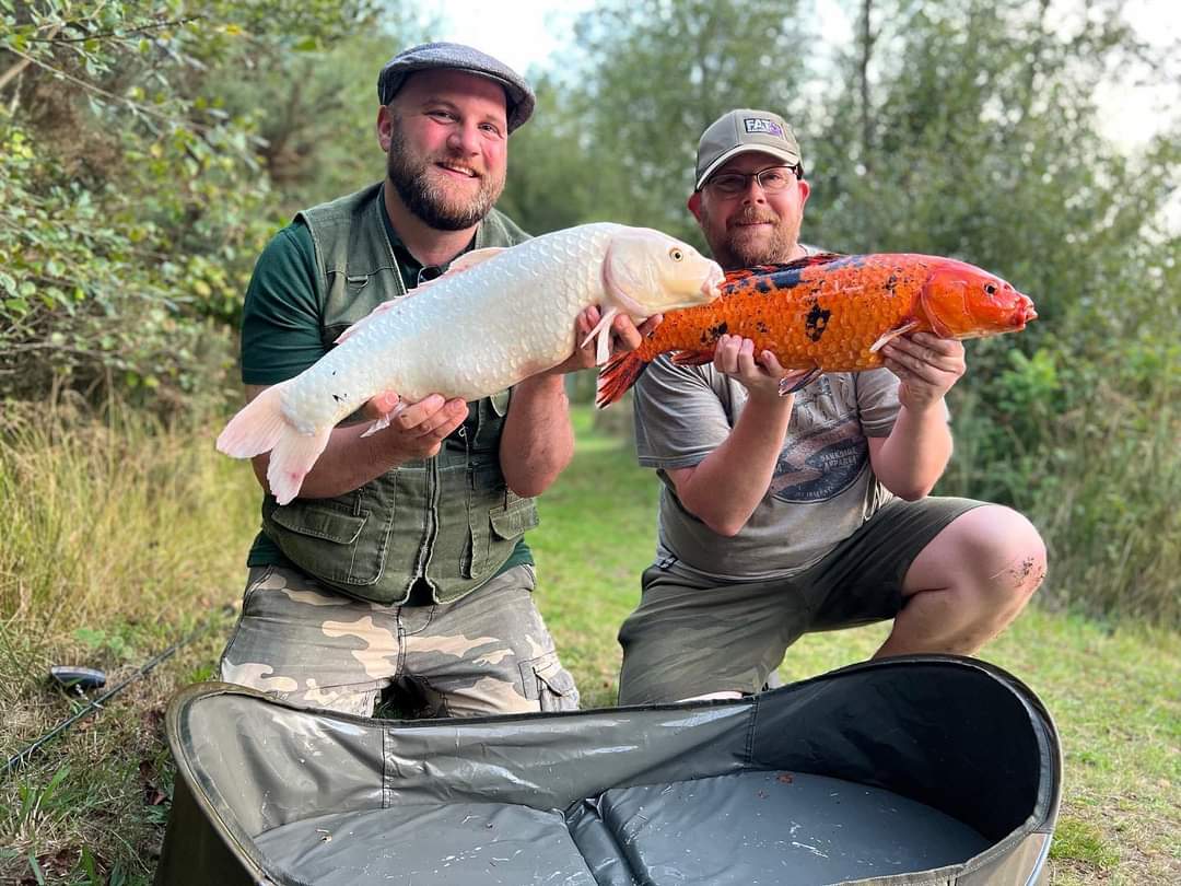 SHARING A PASSION OF FISHING WITH FRIENDS 💙💚🎣

We LOVE this picture! A picture showing the magic that fishing brings, 2 friends (Steve Self and Aaron Chuck) celebrating turning 40 with 2 beautiful 8lb Koi from the resident Koi Lake.
#anglersparadise #MakingMemories