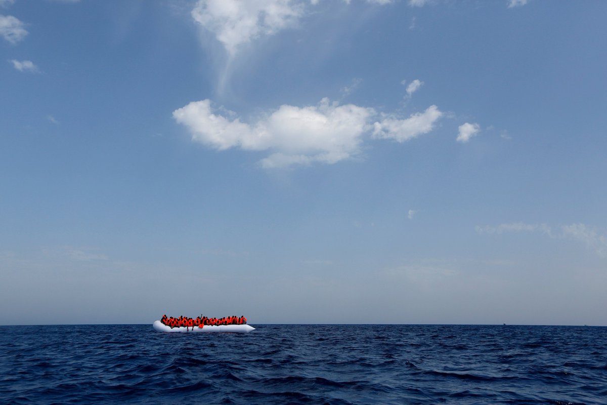 CentroAstalli's tweet photo. Dopo 10 giorni in mare senza acqua e cibo, una bimba di 4 anni non sopravvive. Richiesti più  e più volte i soccorsi non sono arrivati. Scappava insieme ad altri 60 #migranti. 
Salvare vite umane non può essere opzione politica ma principio di civiltà 
https://t.co/uAriepH6Zq https://t.co/ZEgeWescGk