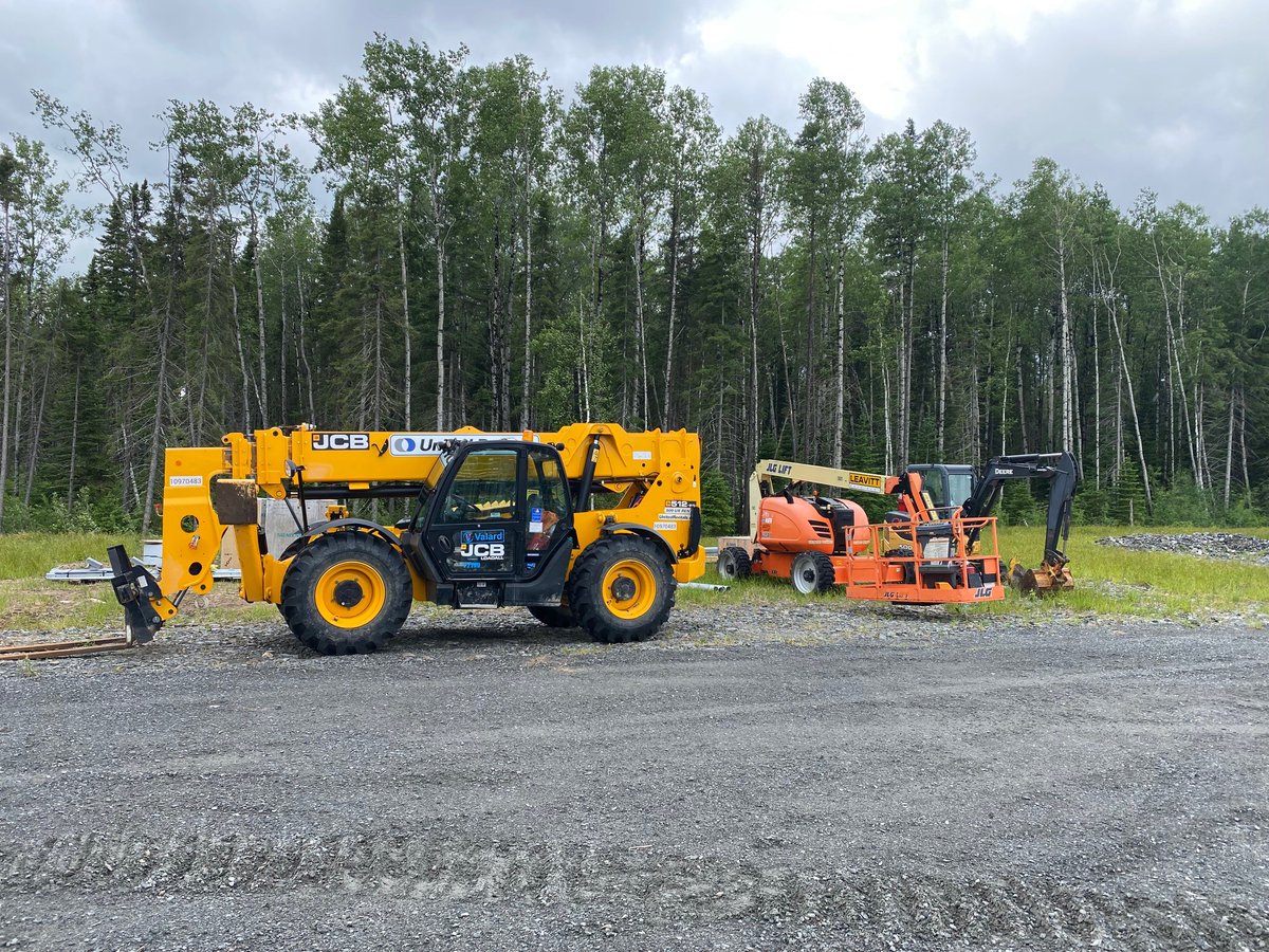 wataynikaneyap's tweet photo. Light equipment parked at Wataynikaneyap Power Station Q near Pikangikum First Nation. To the left is a 15 tonne JCB Telehandler (yellow), a person lift (orange) and a mini excavator on the right. #IndigenousOwnership #LineThatBringsLight #OntarioConstruction #ConstructionLife https://t.co/LNaTd887Sm