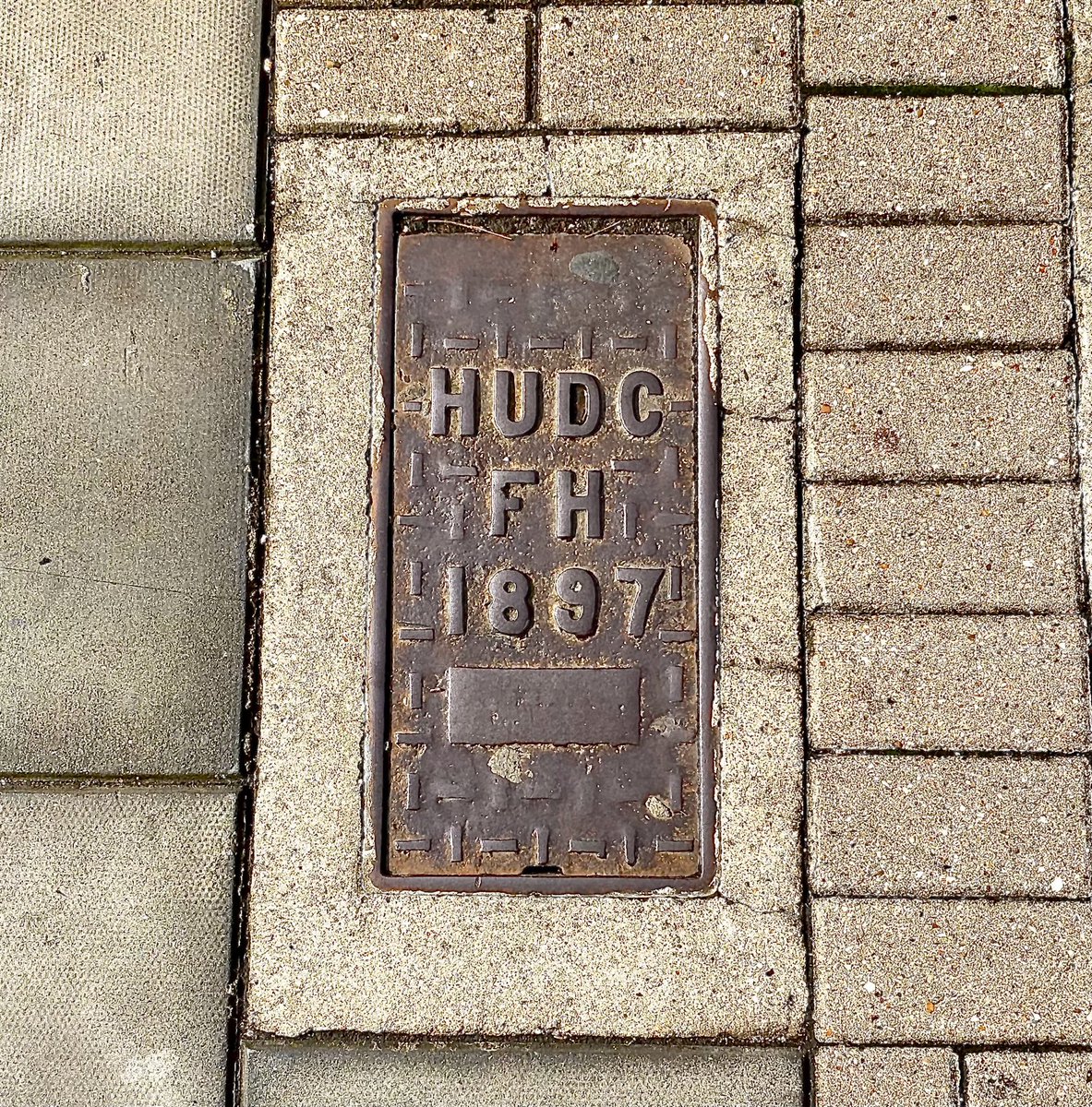 LizzieHelenMay's tweet photo. #IronworkThursday.  Seeking help from ⁦@StreetRelic⁩ here - HUDC is Hornsey Urban District Council but what utility would they need to cover in 1897? Gas and water would be in the supply of private companies. https://t.co/cXAkGCGKcF