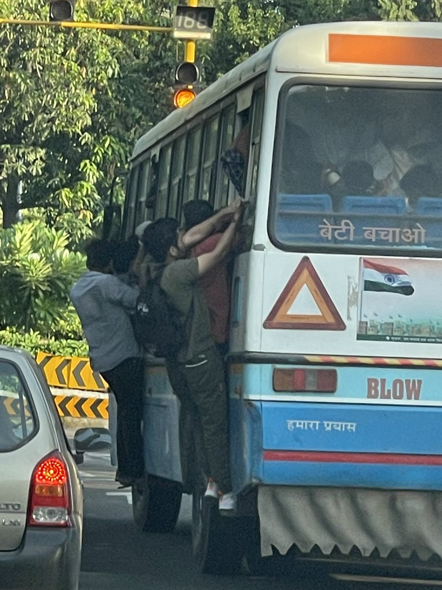 PritishGoel1's tweet photo. The Struggle is Real ✨
Helping @DgpChdPolice @trafficchd @ssptfcchd @cmohry @thetribunechd @PunjabGovtIndia @News18Punjab @AamAadmiParty @aajtak to withness this laudable struggle, the residents of Chandigarh &amp; nearby cities have to face. Blessed 🙇🏻‍♂️ https://t.co/ZMzxxS0zkH