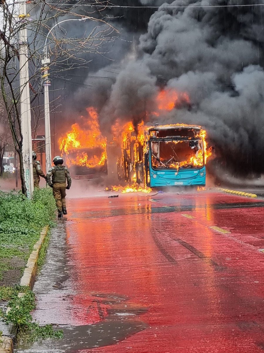 joseantoniokast's tweet photo. Dos buses quemados cerca del INBA. ¿Tenemos nueva Ministra del Interior o seguirán sin gobernar? https://t.co/PdpVTUBX4s