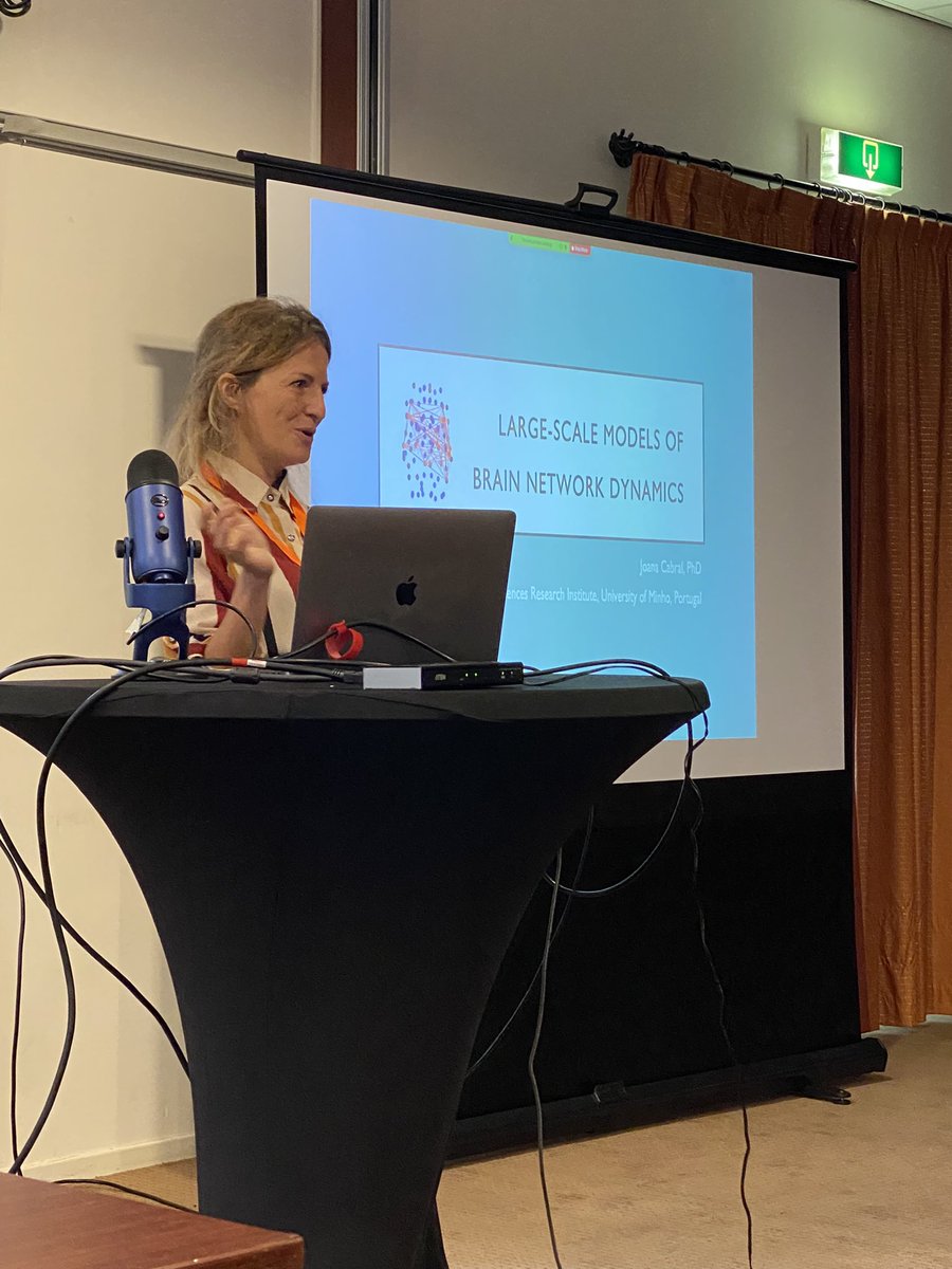 #DCBT2022 very happy to have <a href="/Joana_Cabral__/">Joana Cabral</a> at our school. This morning she gave a great talk on “large scale models of brain network dynamics”!